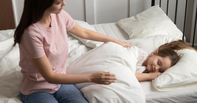 Những lợi ích khi trẻ có thói quen đi ngủ đúng giờ - Ảnh 1.