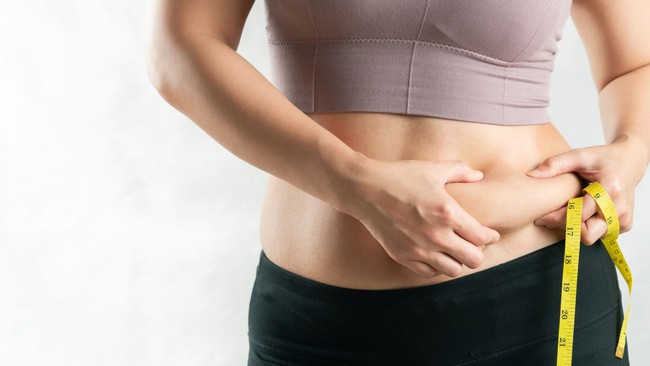 Phụ nữ sau 35 tuổi làm đều đặn 5 việc sẽ dễ dàng giảm cân, có bụng phẳng eo thon - Ảnh 1.