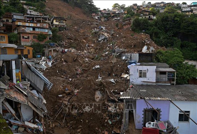 Colombia: Mưa lớn nhiều ngày gây lở đất phá hủy hàng chục ngôi nhà - Ảnh 1.