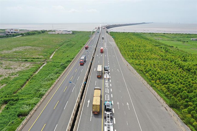 Trung Quốc: Thành phố Thượng Hải khai trương đường cao tốc đầu tiên cho xe tự lái - Ảnh 1.