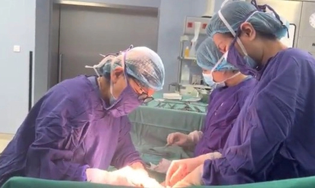 Phẫu thuật nhặt 10 khối u lớn, nhỏ ở ngực cho người phụ nữ trẻ - Ảnh 1.