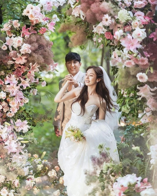 Jiyeon (T-Ara) khoe ảnh cưới đẹp như mơ bên vị hôn phu là tuyển thủ - Ảnh 1.