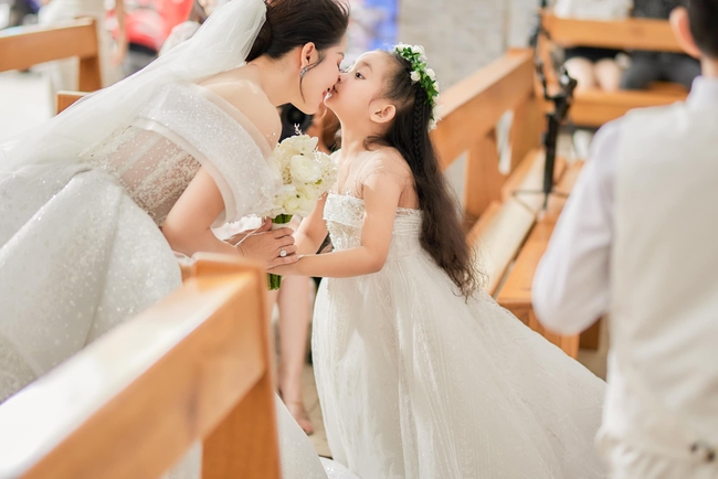 Váy cưới của Khánh Thi - Ảnh 5. Váy cưới của Khánh Thi - Ảnh 5.