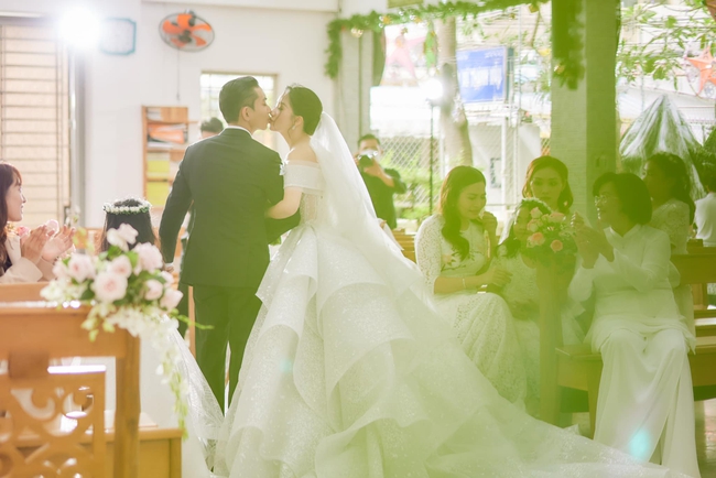 Váy cưới của Khánh Thi - Ảnh 4.