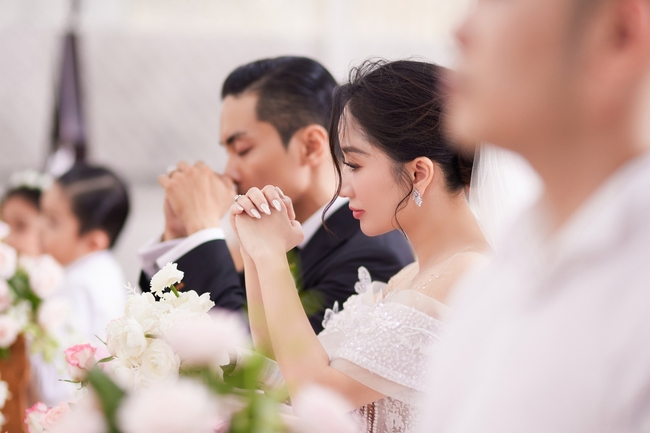 Khánh Thi diện váy công chúa trong hôn lễ ở nhà thờ - Ảnh 3.