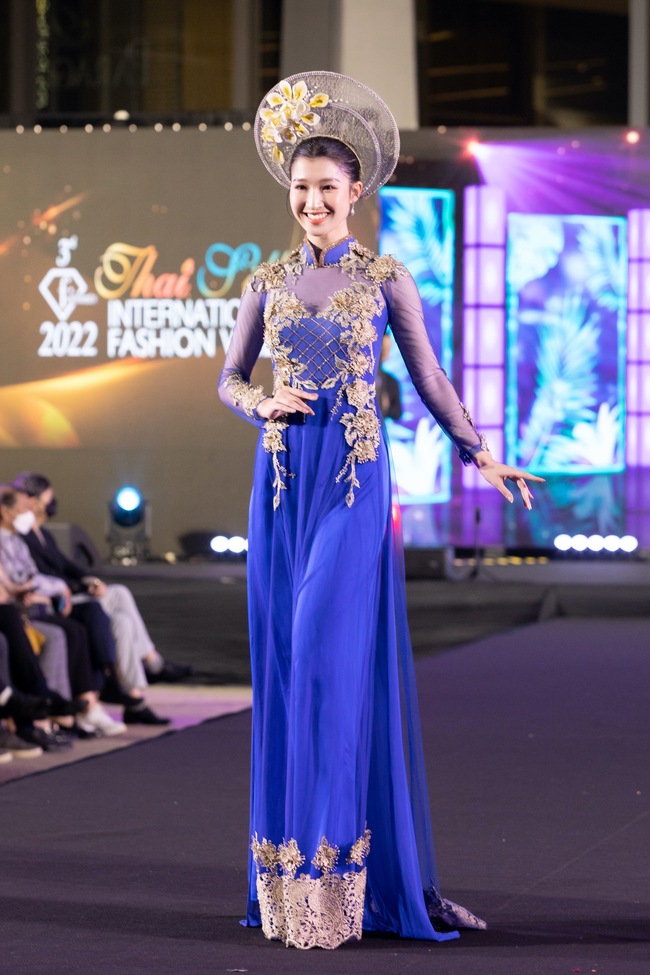 Hương Giang kiêu sa như nữ hoàng, Thùy Tiên đội mấn gần 10kg diện áo dài tại Tuần lễ thời trang Thái Lan - Ảnh 3.