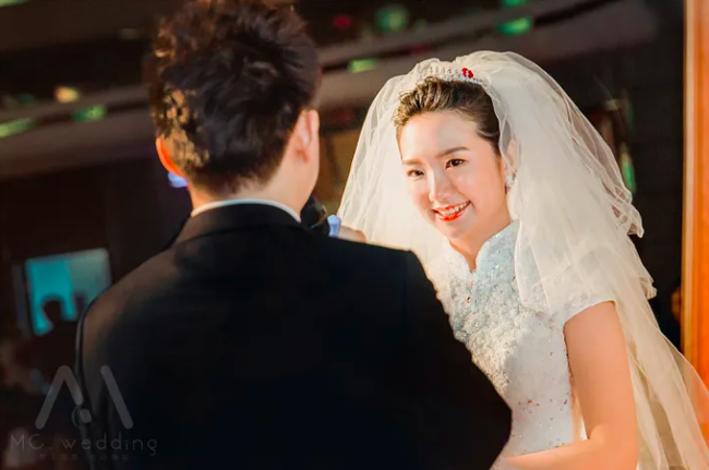 Đám cưới với tông màu ấm khi tổ chức hôn lễ vào mùa Đông - Ảnh 1.