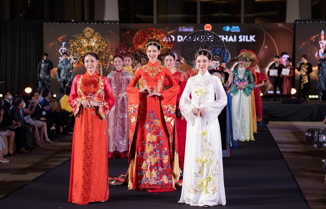 Hương Giang kiêu sa như nữ hoàng, Thùy Tiên đội mấn gần 10kg diện áo dài tại Tuần lễ thời trang Thái Lan - Ảnh 9.