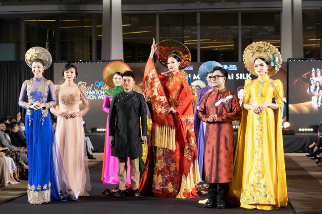 Hương Giang kiêu sa như nữ hoàng, Thùy Tiên đội mấn gần 10kg diện áo dài tại Tuần lễ thời trang Thái Lan - Ảnh 1.