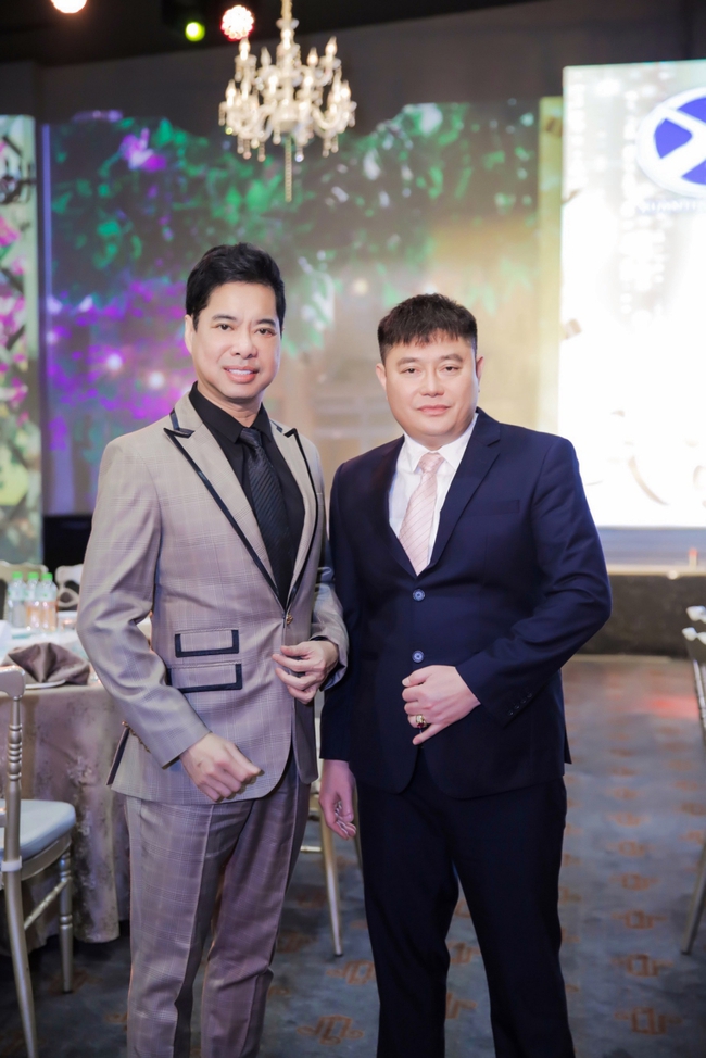 Hồ Văn Cường chạy show kiếm tiền ngày đầu năm, còn đi cùng ông bầu nghìn tỷ giàu nức tiếng - Ảnh 7.