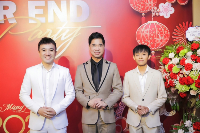 Hồ Văn Cường chạy show kiếm tiền ngày đầu năm còn đi cùng tỷ phú đô la nổi tiếng - Ảnh 2.