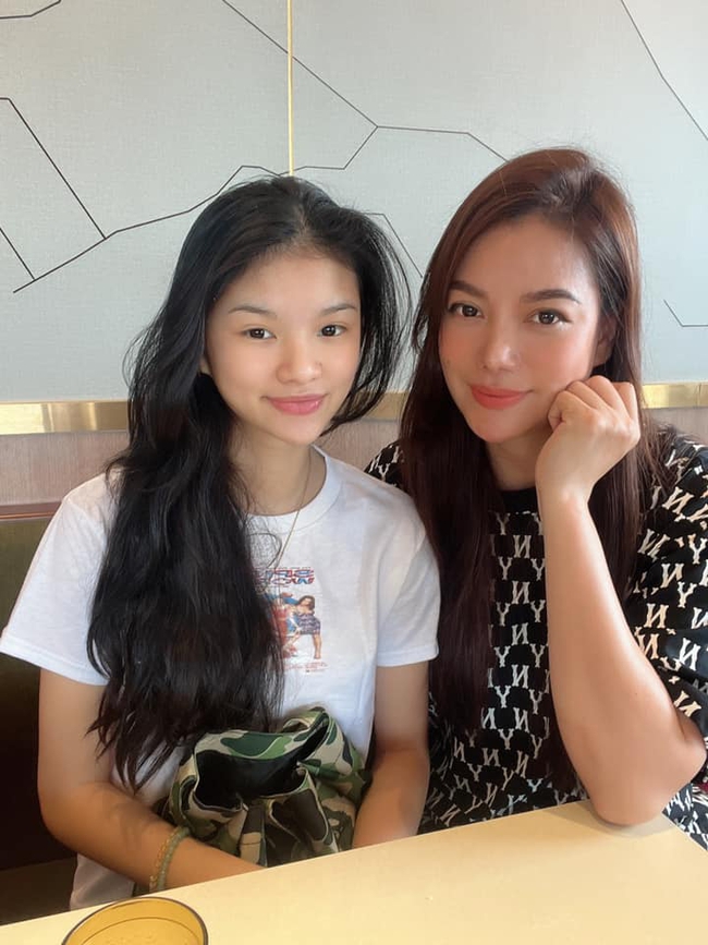 Chung khung hình với mẹ, con gái Trương Ngọc Ánh chiếm hết sự chú ý nhờ ngoại hình xuất sắc ở tuổi 14 - Ảnh 3.