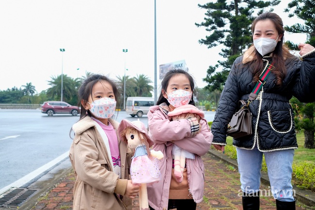 Người hâm mộ đội mưa rét lên sân bay đón đội tuyển nữ Việt Nam: &quot;Chúng tôi rất biết ơn các em&quot; - Ảnh 2.