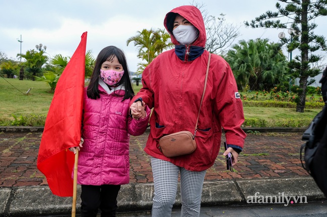 Người hâm mộ đội mưa rét lên sân bay đón đội tuyển nữ Việt Nam: &quot;Chúng tôi rất biết ơn các em&quot; - Ảnh 4.