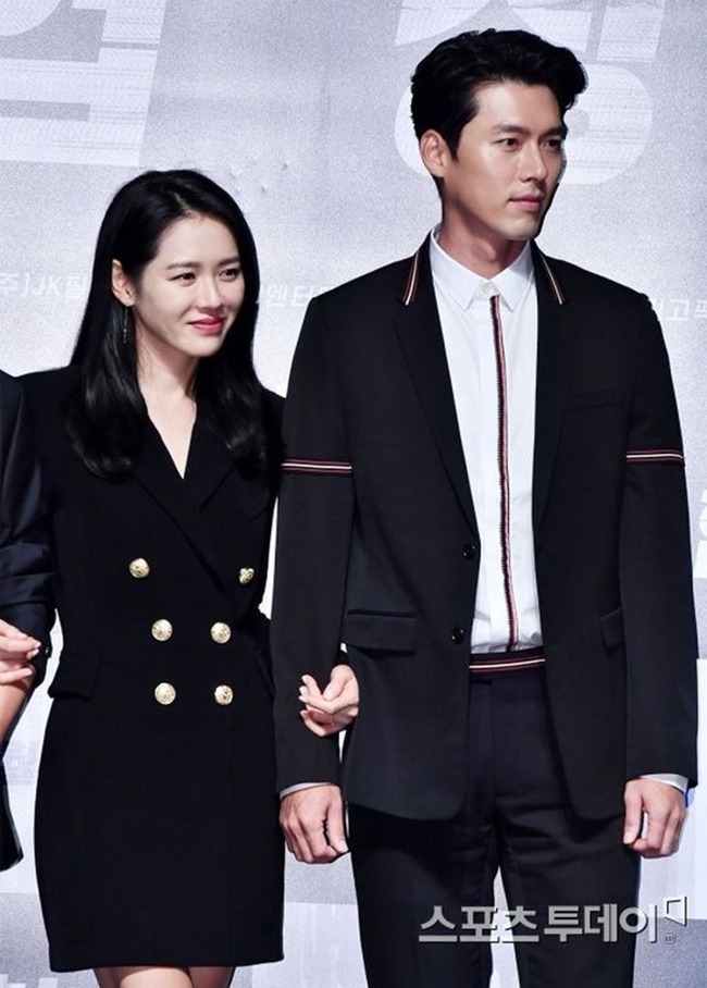 Đẳng cấp thời trang của Son Ye Jin và Hyun Bin: Trung thành với trang phục tối giản, nhưng sang vô cùng tận - Ảnh 3.