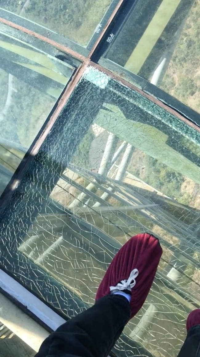 Vụ tấm kính nứt vỡ trên cầu kính cao nhất Việt Nam: Thay thế trong 10 ngày - Ảnh 1.