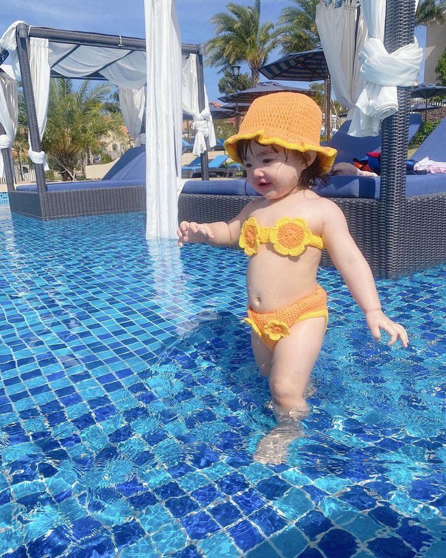 &quot;Sành điệu&quot; như ái nữ nhà Đông Nhi, đi bơi có loạt bikini thay đổi cho đỡ lặp, xem giá mẹ bỉm nào cũng bất ngờ  - Ảnh 2.