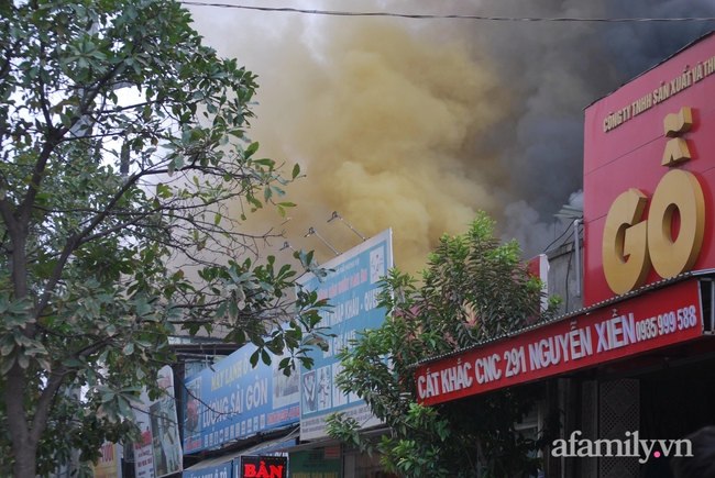 Cháy kinh hoàng tại dãy nhà trên đường Nguyễn Xiển - Ảnh 6.