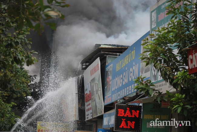 Cháy kinh hoàng tại dãy nhà trên đường Nguyễn Xiển - Ảnh 4.