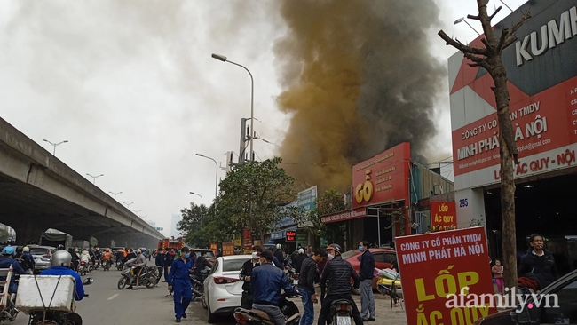 Cháy kinh hoàng tại dãy nhà trên đường Nguyễn Xiển - Ảnh 1.
