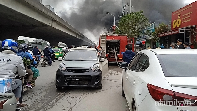 Cháy kinh hoàng tại dãy nhà trên đường Nguyễn Xiển - Ảnh 2.