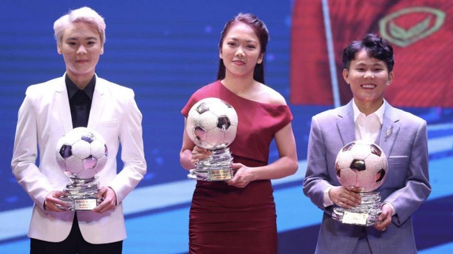 Visual cực đỉnh của các nữ cầu thủ của đội tuyển Việt Nam đêm trao giải Quả bóng vàng 2021: Hải Yến diện vest trông khác lạ  - Ảnh 3.