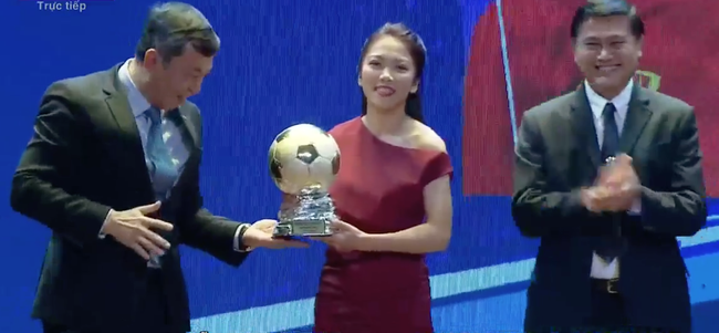 Quả bóng vàng 2021: Tuyển nữ diện suit, đầm rực rỡ, Thanh Nhã chiếm spotlight, Huỳnh Như đoạt giải cao nhất  - Ảnh 6.