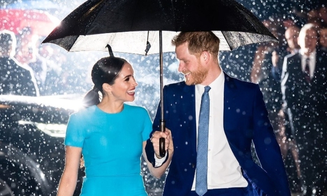 Khoảnh khắc ứng xử kém duyên của Meghan ngay giữa chốn đông người khiến Harry bị chê cười - Ảnh 1.