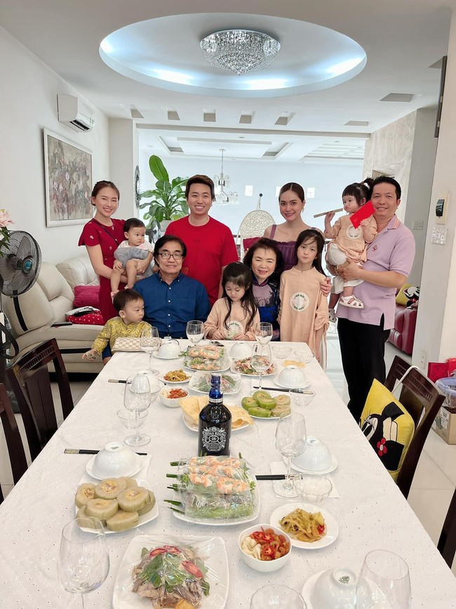 Mâm cơm ngày Tết nhà các nàng dâu hào môn: Hà Tăng đơn giản, Di Băng lấy Chivas làm điểm nhấn  - Ảnh 4.