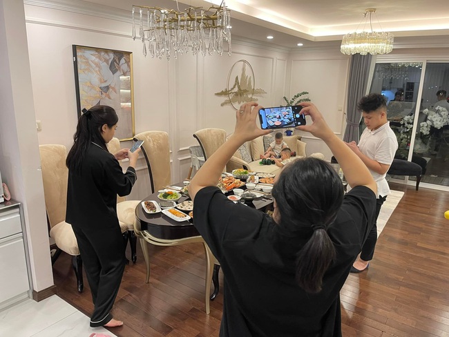 MC Quang Minh khoe không gian ăn cơm sang như nhà hàng, tiết lộ việc mà các thành viên trong gia đình đều làm trước bữa cơm  - Ảnh 1.