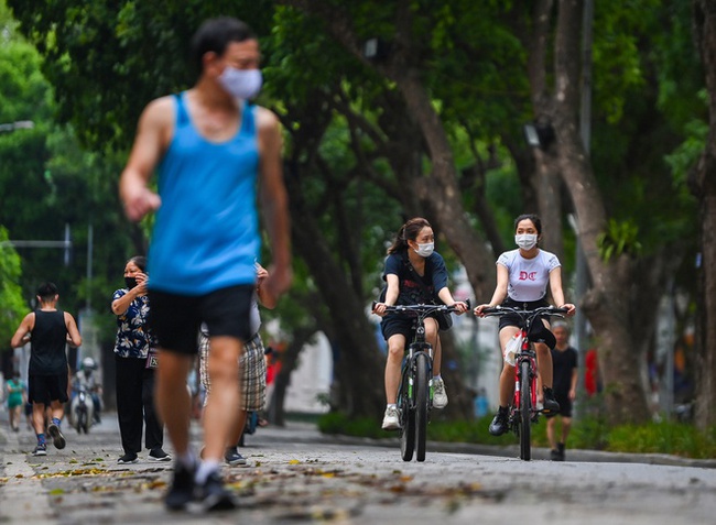 DIỄN BIẾN DỊCH NGÀY 25/2: Số ca nặng, tử vong tại TP.HCM thấp nhất trong 10 tháng qua, dự báo ca nhiễm mới tăng - Ảnh 1.