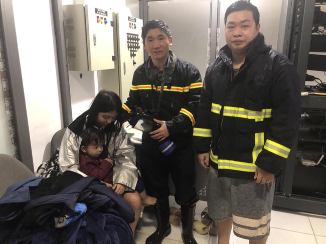 Hà Nội: Cháy chung cư cao cấp lúc rạng sáng, kịp thời cứu 3 người - Ảnh 1.