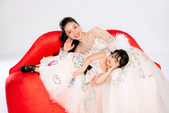Đầu Xuân năm mới, bà trùm Hoa hậu Kim Dung khoe sắc cùng &quot;gái rượu&quot;: Nhan sắc của 2 cô công chúa khiến fan ngất lịm - Ảnh 5.