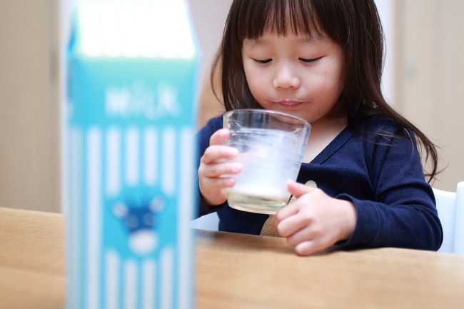 2 anh em sinh đôi thích uống 2 loại sữa khác nhau, người mẹ ngạc nhiên khi thấy sự khác biệt chỉ sau một năm - Ảnh 3.