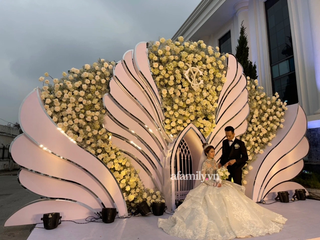Revealed the bride at the billion-dollar wedding in Hanoi, the party was full of oversized lobsters, the groom was deputy director of Vietnam's top 3 real estate companies - Photo 7.