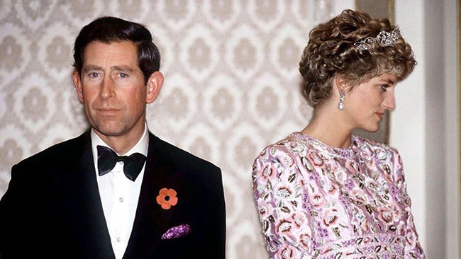 The moment Princess Diana was cruelly treated by Prince Charles in the crowd reveals the harsh reality - Photo 3.