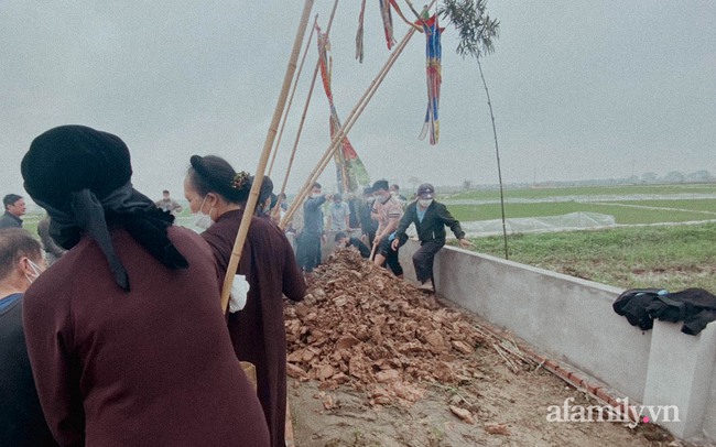 Người thân ôm di ảnh, khóc nấc trong đám tang bé gái 3 tuổi bị cha dượng đóng đinh vào đầu tử vong - Ảnh 6.