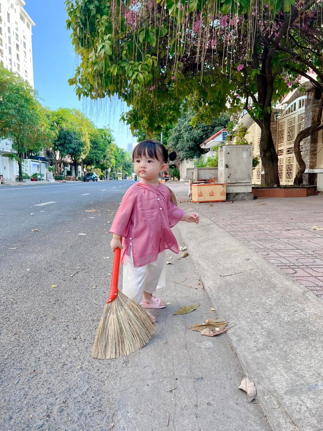 Đông Nhi ra tín hiệu &quot;giải cứu&quot; nhóc tỳ Winnie vì phải làm điều này khi mẹ vắng nhà - Ảnh 3.