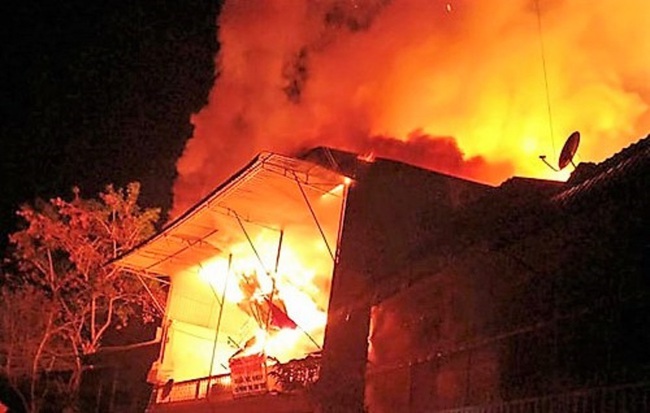 The fire destroyed the house of 1.5 billion, the couple and their small child were lucky to escape - Photo 1.