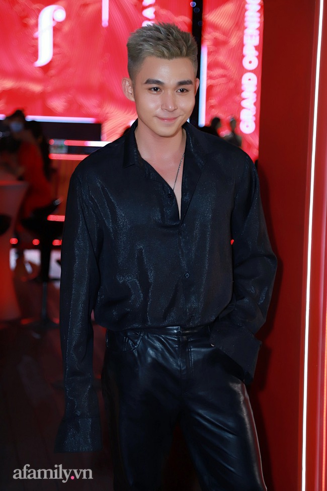 Dong Nhi wears sexy clothes with Ong Cao Thang, but is still not as bold as Thanh Hang's deep-breasted dress - Photo 9.