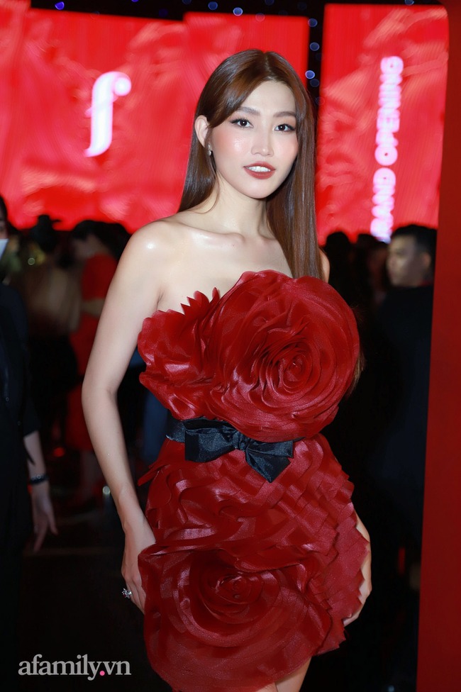 Dong Nhi wears sexy clothes with Ong Cao Thang, but is still not as bold as Thanh Hang's deep-breasted dress - Photo 24.
