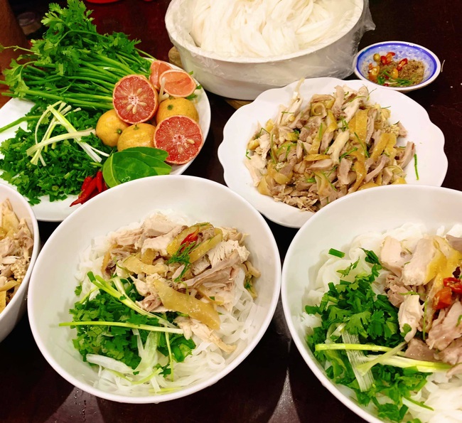 Mother in charge of Hanoi shows how to cook chicken noodle soup with delicious taste but not difficult at all, sisters responded eagerly!  - Photo 8.