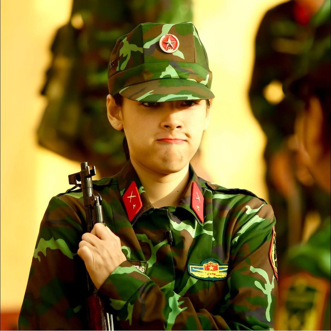 &quot;Sao nhập ngũ&quot; có 1 nữ ca sĩ đang học hành chăm chỉ thì BỎ THI đại học, cấp 3 từng làm chuyện ĐỘNG TRỜI - Ảnh 1.