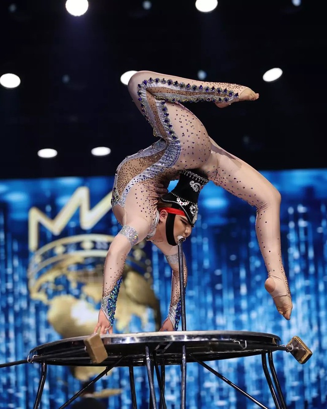 Khoảnh khắc một thí sinh gặp sự cố té ngã ngay trên sân khấu Chung kết Miss World 2021 - Ảnh 3.
