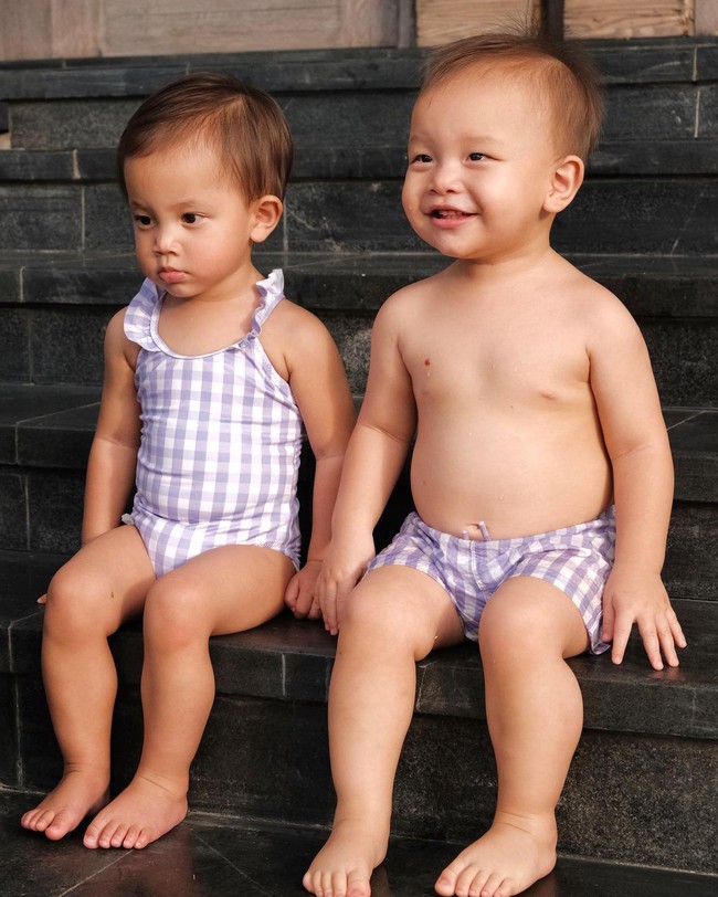 Hình ảnh siêu cưng của đôi nhà Hồ Ngọc Hà khi mặc đồ bơi: Lisa ngơ ngác, Leon lại &quot;tấu hài&quot; bằng loạt biểu cảm ngộ nghĩnh - Ảnh 3.