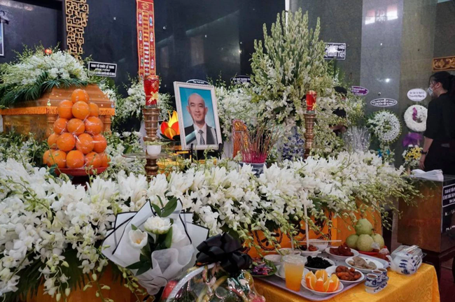 Dàn sao Việt đau buồn trong tang lễ đạo diễn Vũ Minh: Tăng Thanh Hà phờ phạc, Quang Trung khóc sưng mắt - Ảnh 2.