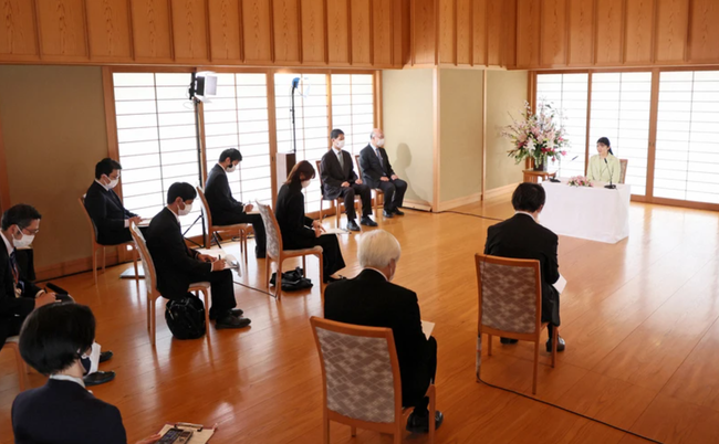 HOT: The most famous Japanese princess held the first press conference in her life, her appearance and marriage choice caught attention - Photo 2.
