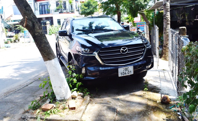 Hanging on to her ex-husband's car, the woman fell into the street and died - Photo 1.