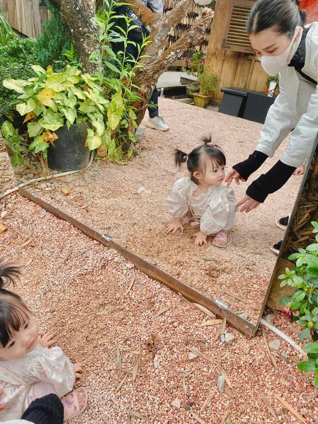 Baby Winnie from Dong Nhi's family again captured the hearts of netizens with a series of lovely expressions - Photo 6.