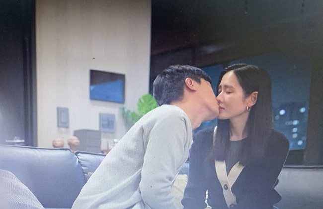 Tuổi 39 tập 5: Son Ye Jin đón nhận nụ hôn, nhưng sốc nặng khi gặp bố nam chính - Ảnh 6.